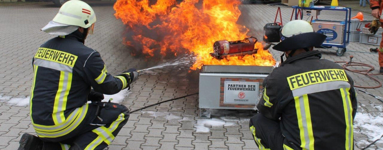 Feuersozietät unterstützt brandenburgischen Feuerwehren mit der  Ausrüstung von mobilen Schaumtrainern